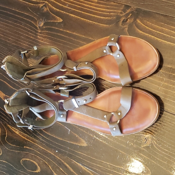 1. State channdra Sandals - Picture 2 of 4